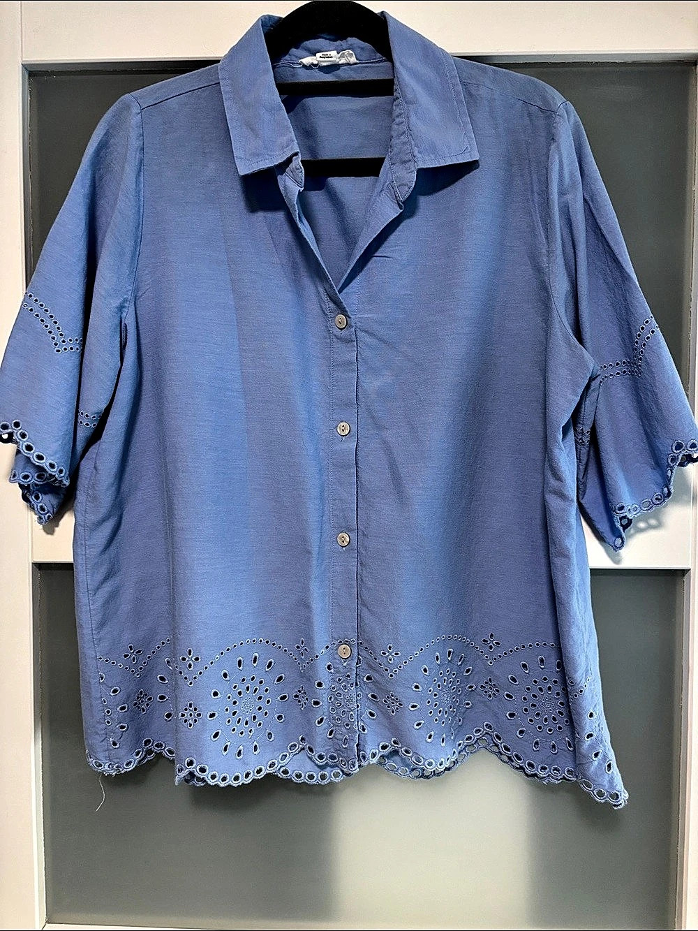 beachlunchlounge Eyelet Button Down Shirt in Blue Size Medium Like New